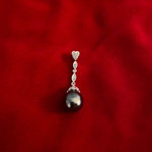 Woman's Black Cultured Tahitian Pearl Pendent set in white gold